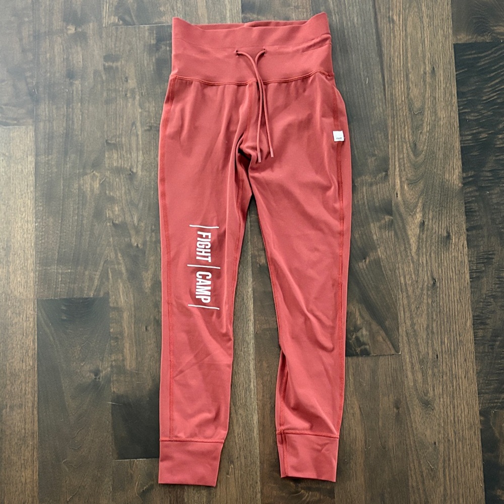 Vuori Daily Leggings - Fight / Club Edition - Rust
